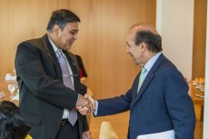Gonzalo de Benito (dcha.), secretario de Estado de Asuntos Exteriores, saluda al embajador de India en España, Sunil Lal.