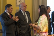 Sunil Lal, embajador de India en España (izq.), y Antonio Escámez, presidente de la FCEI, charlan con Berta Fuertes, coordinadora general de la FCEI
