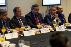 En el centro de la imagen el secretario general de la FCEI, Alonso Dezcallar, y el embajador de España en India, Gustavo de Arístegui