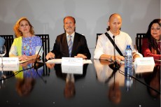 Ágatha Ruiz de la Prada, Francisco Javier León de la Riva, Alcalde de Valladolid, y Modesto Lomba en la rueda de prensa.