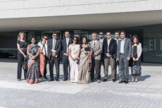 Foto de familia de los Futuros Líderes Indios ante la sede central del Grupo Santander