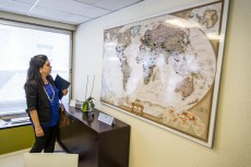 Shweta Kohli observa el mapa en el que se muestra la cobertura que la Agencia EFE presta en todo el mundo.