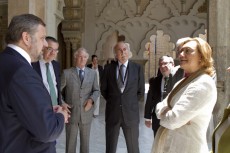 La presidenta de Aragón charló con los representantes de la FCEI y el embajador de España en India.