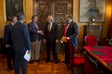 El alcalde de Zaragoza charla con los representantes de la FCEI y el embajador de España en India antes de iniciar la reunión.