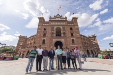 Los Líderes ante la plaza de toros de Las Ventas