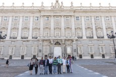 El grupo posa frente al Palacio Real