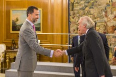 Antonio Escámez, presidente de la FCEI, recibe el saludo de S.A.R. el Príncipe don Felipe.