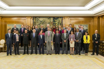 Foto de grupo de la audiencia de los líderes indios con el Príncipe de Asturias.