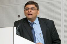 Tushar Pandey durante una de sus intervenciones en el seminario.