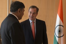 El secretario general de la FCEI, Alonso Dezcallar, conversa con el embajador de India en España, Sunil Lal
