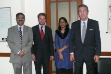 Manuel Cacho junto con los responsables del Consejo de India para el Estudio de las Relaciones Económicas Internacionales (ICRIER).