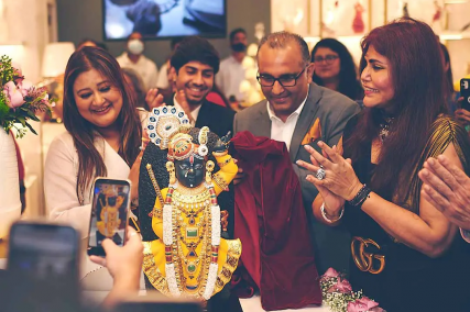 Lladró presenta una escultura del dios Krishna en la India