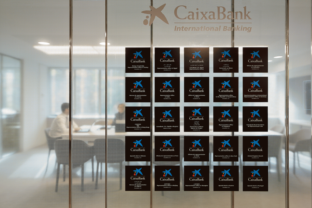 CaixaBank revalida el certificado AENOR por la calidad de atención y gestión de su red internacional