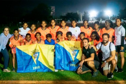 El Cádiz CF dona material deportivo a la India